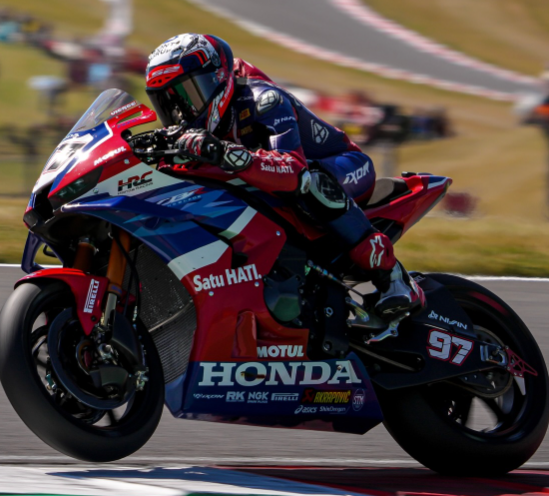 チャビ・ビエルゲ、ブダペストに到着！“ミニウィリー”ショットで魅せたレーサーの余裕