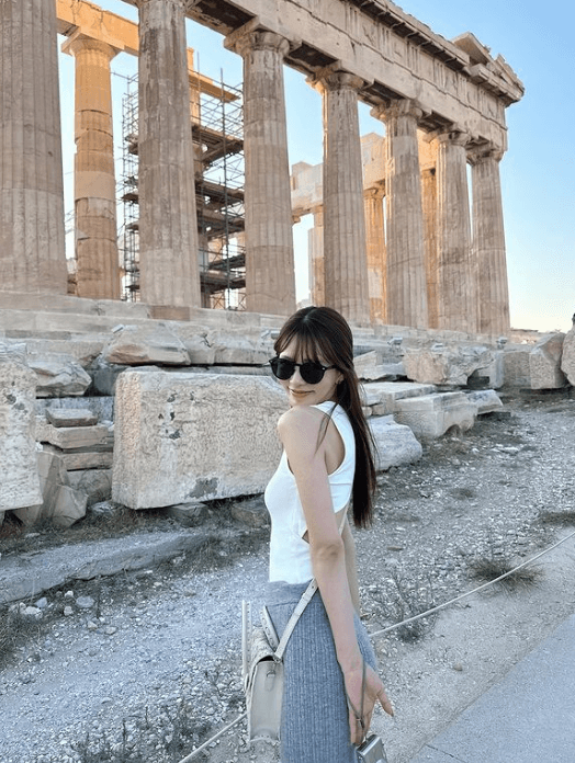 「可愛いすぎる…」あの人気モデルが”パルテノン神殿”で映えすぎ美麗ショットを披露！