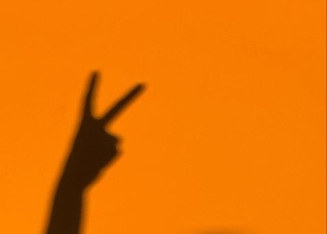 夕日に刻まれたピースの記憶、早瀬ノエルが見つけた沖縄の余韻