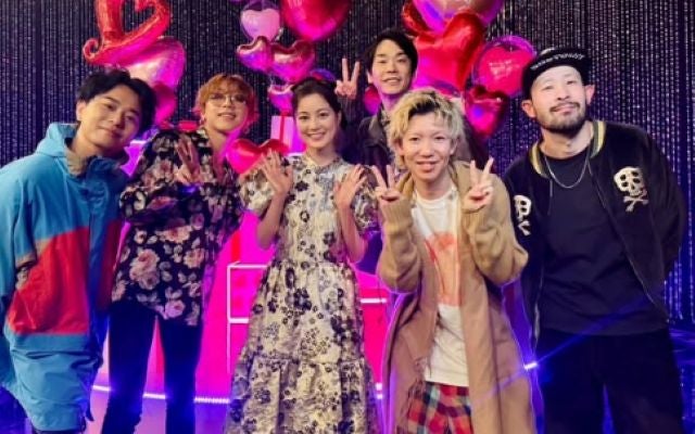 ハートのバルーンが可愛い！生田絵梨花がVenue101で共演した出演者と一緒にパシャリ
