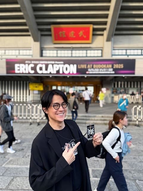 「これからもBROS.のあなたと…」福山雅治が大先輩のライブ会場の前での笑顔を投稿