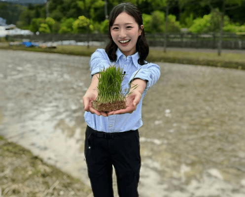 「ほんとに君はアイドルですね」美女アナウンサー、農家モードのスイッチ・オン！田植え・ショットが癒しだと話題に「長靴姿でもスタイル抜群」
