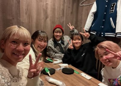 女子キックボクサーKOKOZ、格闘技女子仲間と過ごすクリスマスショット