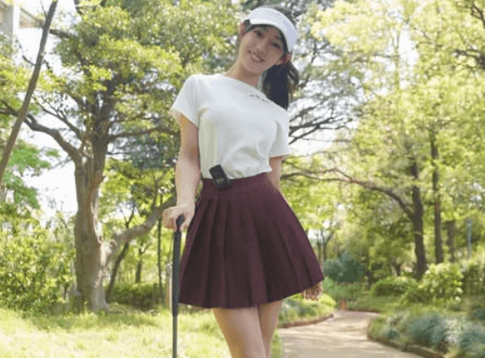 超話題のハイキックお姉さん、ゴルフ女子の覚醒スイッチ・オン！”美スタイル＆ムービー”に反響続々「スタイル抜群です。押忍！」
