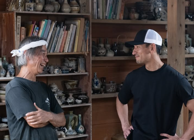 沖縄の土が生む力強さ、中田英寿がやちむん作家・松田共司を訪問