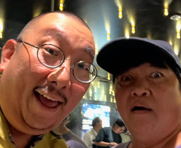 空港で“街裏ピンク”と遭遇!? スギちゃん、芸能人だらけの現場で珍セルフィー公開