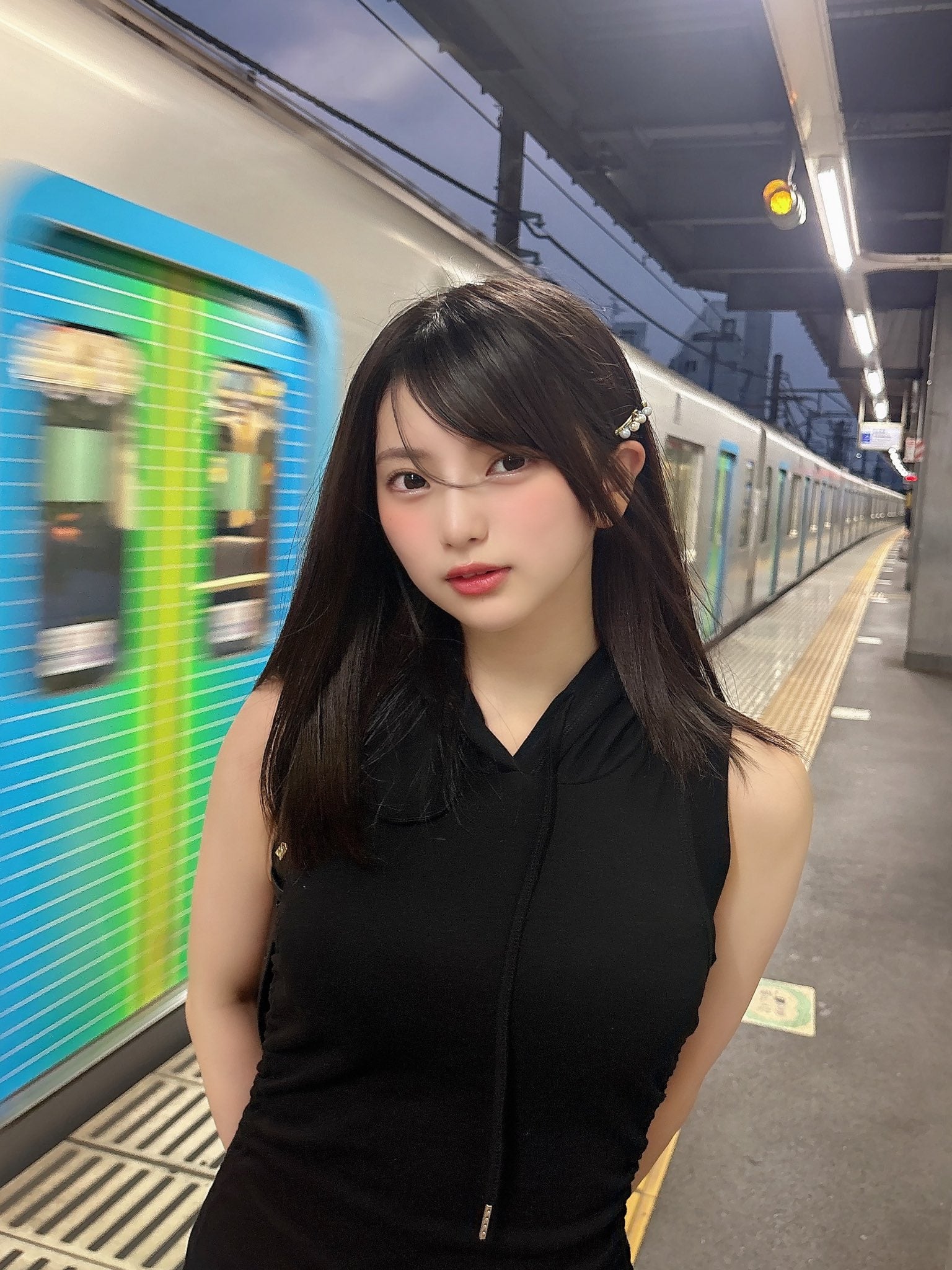 電車と彼女と、夏の魔法──Mooove!姫野ひなのの1枚にファン釘付け