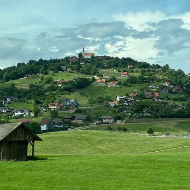 のどかでいい景色～。元乃木坂46・山崎怜奈 スロベニア旅が「街並みがオシャレ！」と話題に