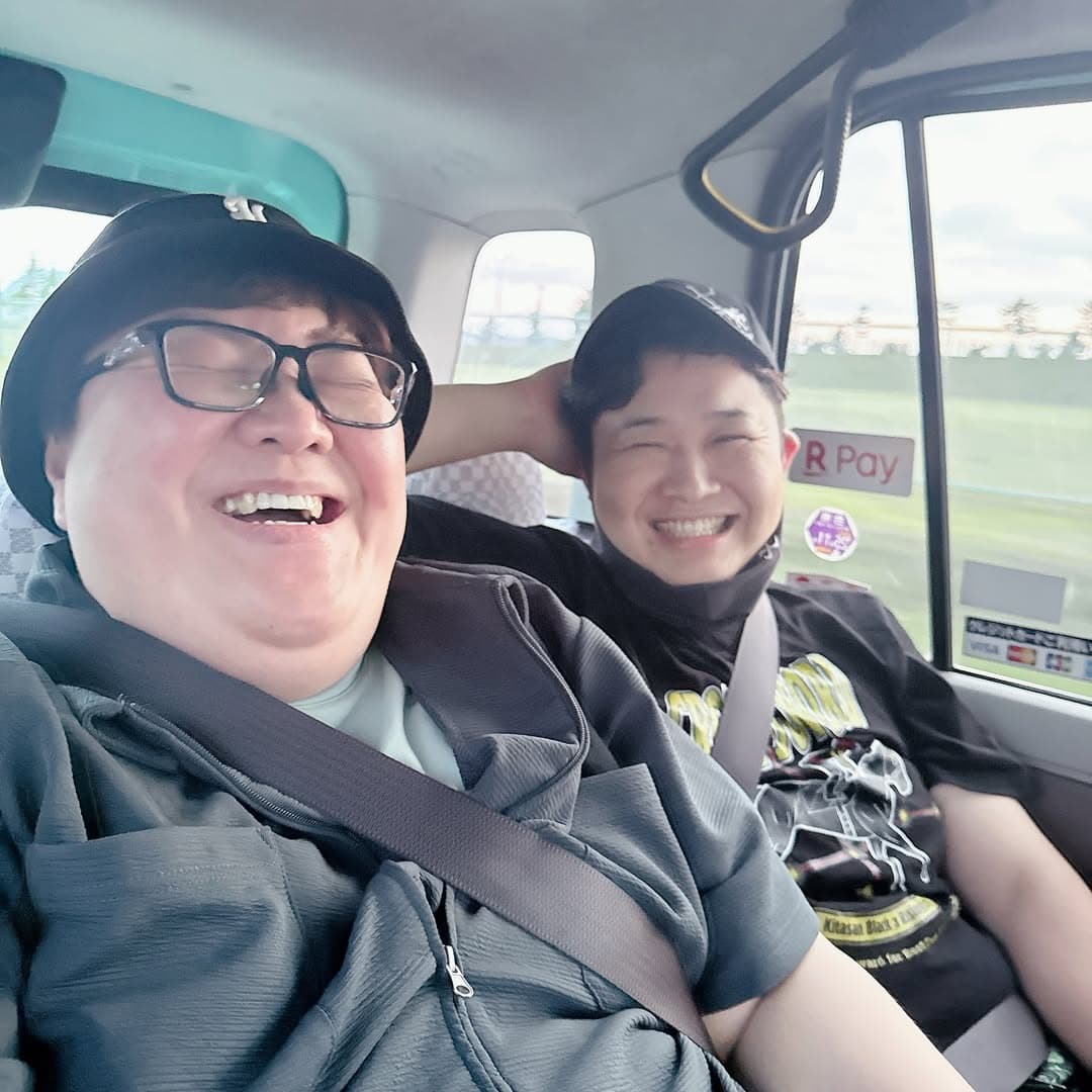 デカキンがンダホとともに北海道へ「たくさんのお馬さんを観て楽しい1日！」