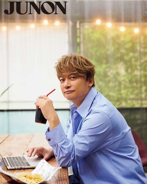 香取慎吾、アイドル感溢れるデスクワーク姿にファン悶絶