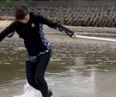 気分はマリオ！？美女スキムボーダー、牽引されながらの