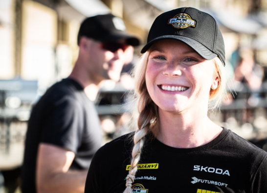 フィンランド美女ラリードライバー 開幕式で見せた笑顔と“モルック対決”