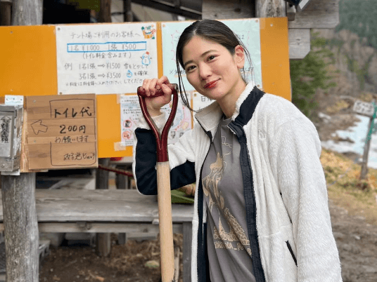 「寝起きでも美しい」登山美女子、山小屋で魅せた”スコップ・ショット”を公開！ファン羨望の眼差し「こういう暮らし、憧れます」