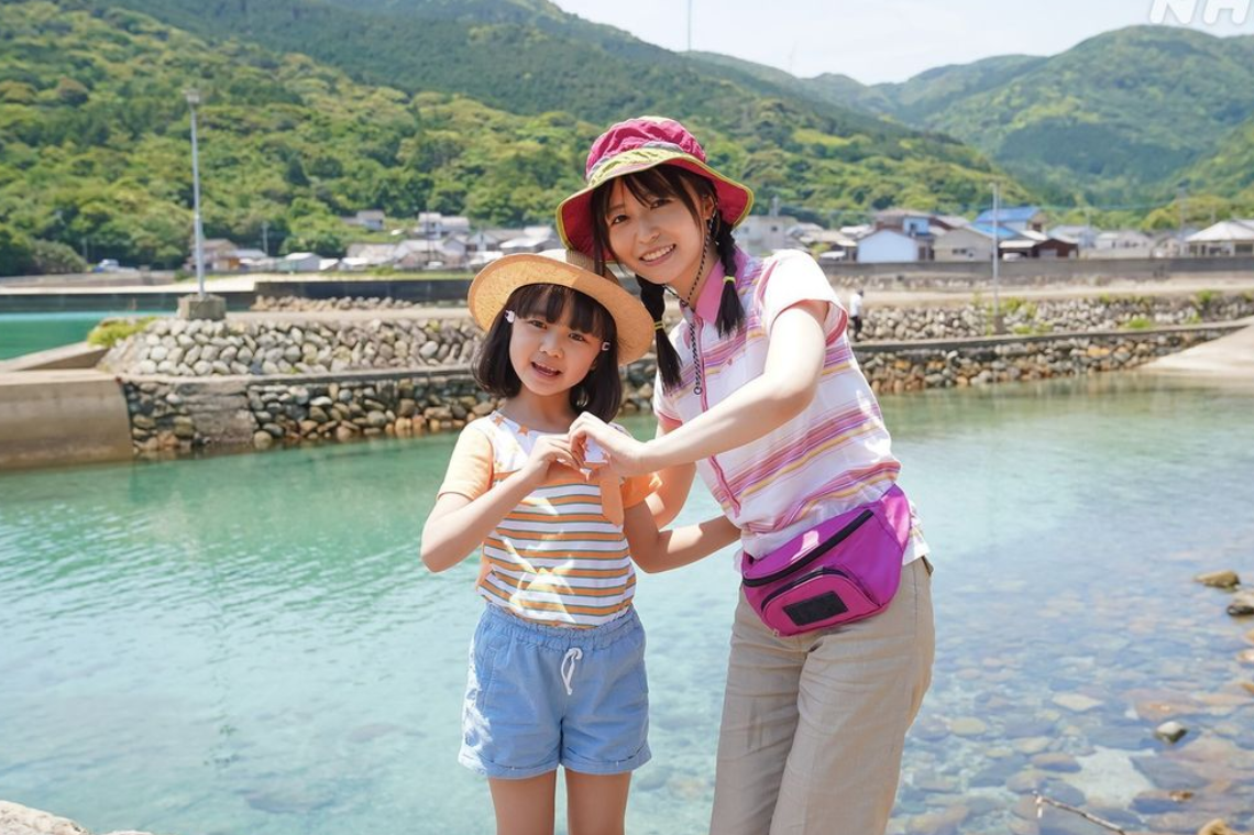朝ドラ・舞いあがれ！のオフショット💕長濱ねるが子供たちと五島の大自然を堪能✨