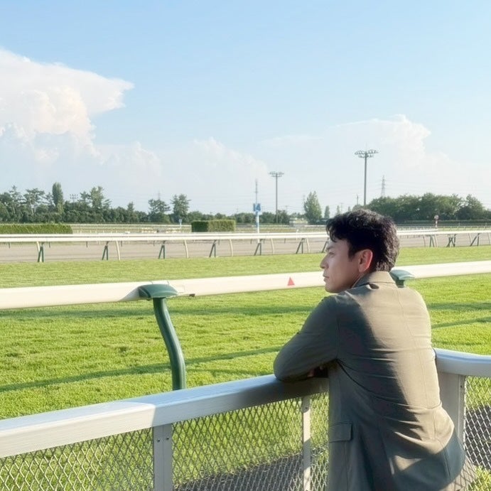 日曜劇場に出演中の大人気俳優、自然体オフショットが