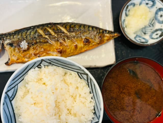 にしおかすみこ、とある店で食事中「カウンターに店主の顔が乗っている？」と咽てしまう。