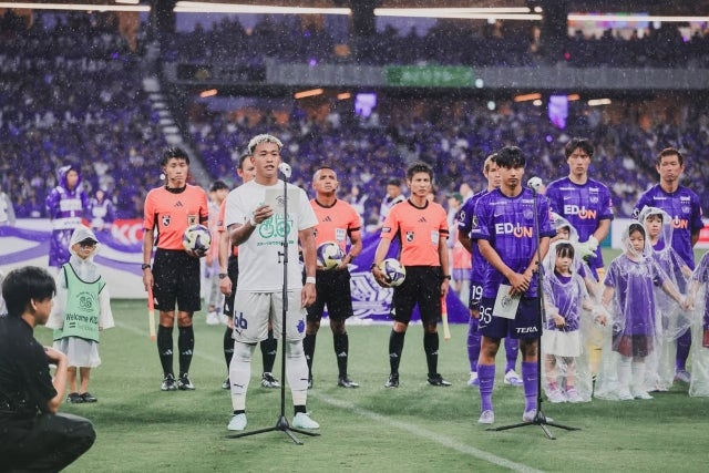 サンフレッチェ広島、「PEACE MATCH 2025」で平和宣言と黙祷。特別ユニ姿で入場