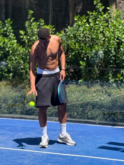 サッカー界のスーパースター、エムバペが「上半身裸でラケットプレー」披露、異競技でも溢れる身体能力に視線集中