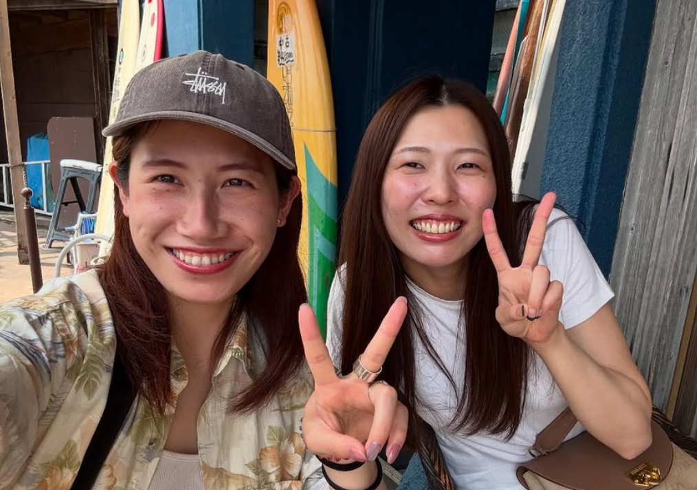 「店員さんとシンクロ？」Wリーグ・奥伊吹、湘南グルメで偶然のリンクコーデを披露！