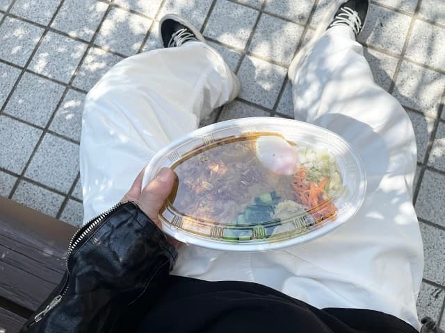 「無事いけるのか？」声優・山寺宏一が白ズボンでカレーに挑戦!?