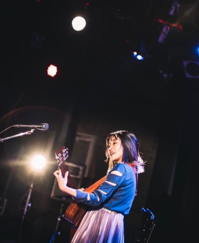 矢井田瞳が弾き語りライブを終える「弾き語り魂がメラメラ燃える」