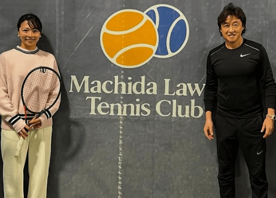 プロテニス美女子・澤柳璃子、ジュニアアカデミーコーチに就任！元ロンドン五輪テニス日本代表の監督と共に「記念2S披露」