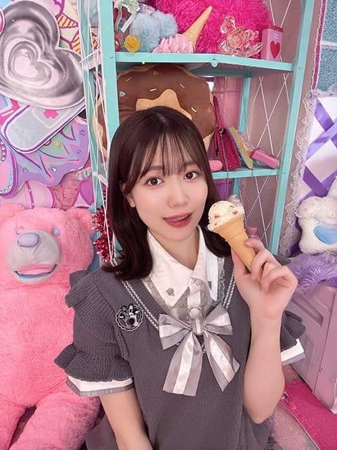 「食べる？」ARCANA PROJECT相田詩音、可愛すぎる”ペロっ”顔のオフショットを公開！