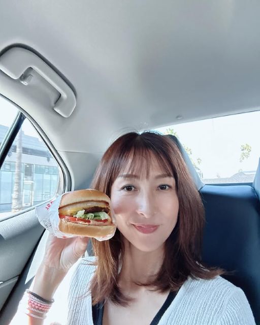 「顔半分くらいの大きさ最高！」55歳美魔女元グラドル・かとうれいこ、LAで必ず食べる