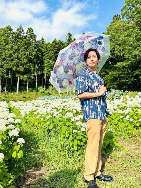 「紫陽花と傘と河合郁人」。みちのくの自然が描いた“夏色の肖像”