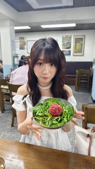 伊織もえ、”なまにく”との激カワショットを公開!?紙エプロンを着けた姿も可愛いとファン大絶賛！