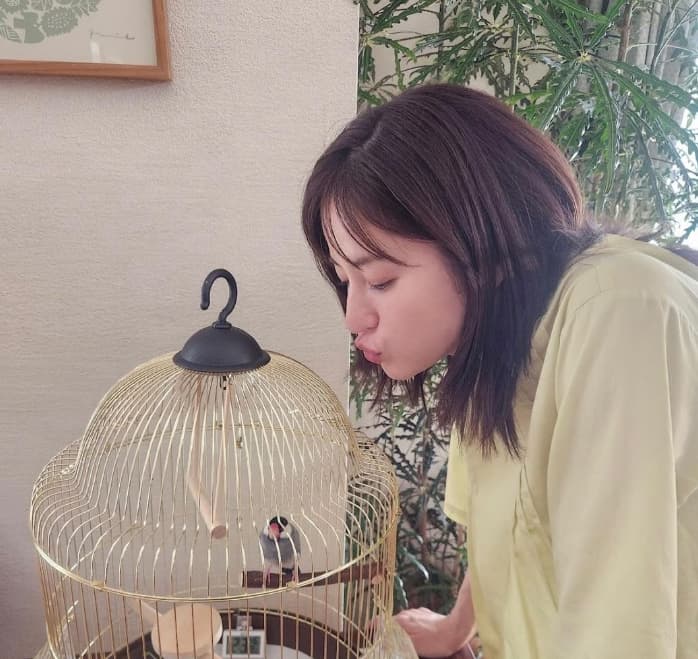 横顔が橋本環奈？！松本若菜と文鳥のツーショットが大反響！！