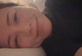 「美しすぎる…！」釈由美子、ベッドの上でリラックスショット公開