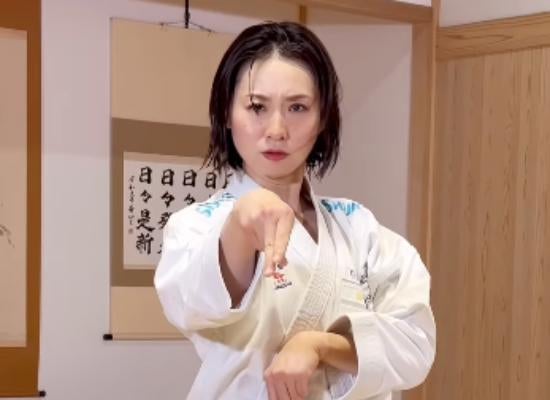 空手女子・岩本衣美里、「髪ボサボサ」空手の型を紹介！