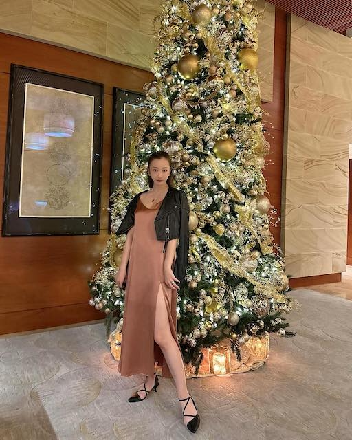 「何枚目が好き？🥺」板野友美のクリスマスショットにファンからコメント殺到‼️🤍