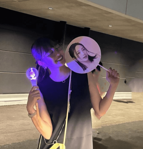 菊地亜美が人気アイドルのライブに参戦！