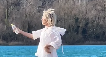 「風に抱かれて…」藤井風、川岸で魅惑のダンス動画を公開！