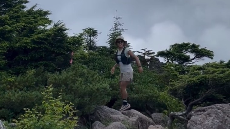 「あえて石に乗りたくなるの、わたしだけ？」トレイルランナー・長野安那、独自の山登りを披露！