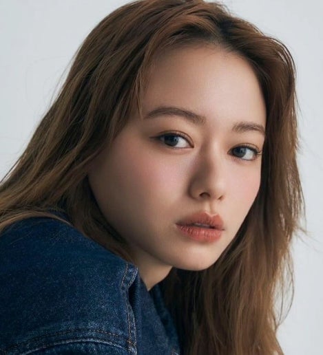 大人気美女モデル 新事務所と契約したことを報告