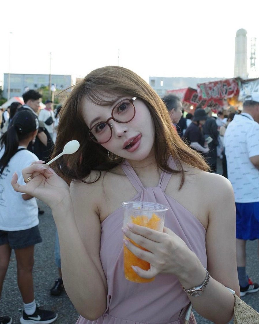 三上悠亜の舌だしショットにファン悶絶！？