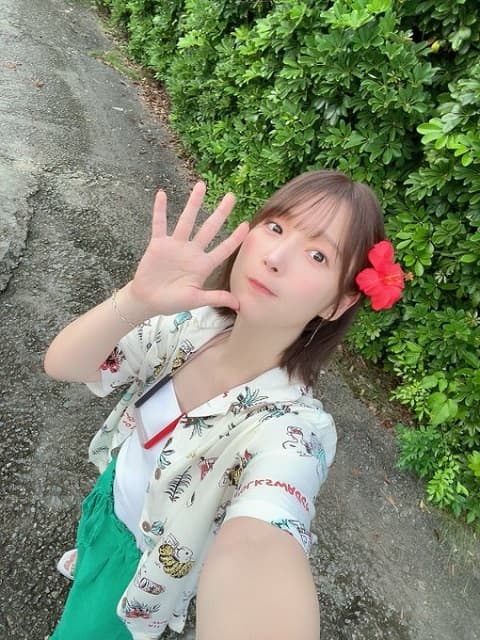 「〇〇まあやでした🌺」声優 内田真礼が南国の地で激カワ衣装を披露！