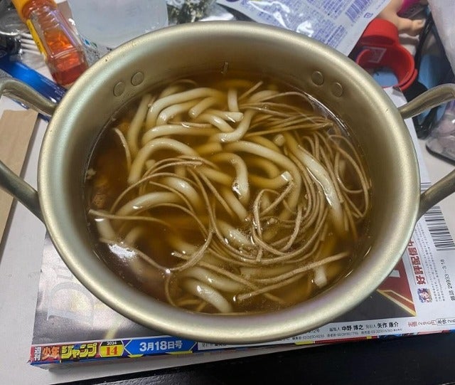 安田大サーカスのクロちゃんがオリジナルレシピ「そばうどん」を完成させる！
