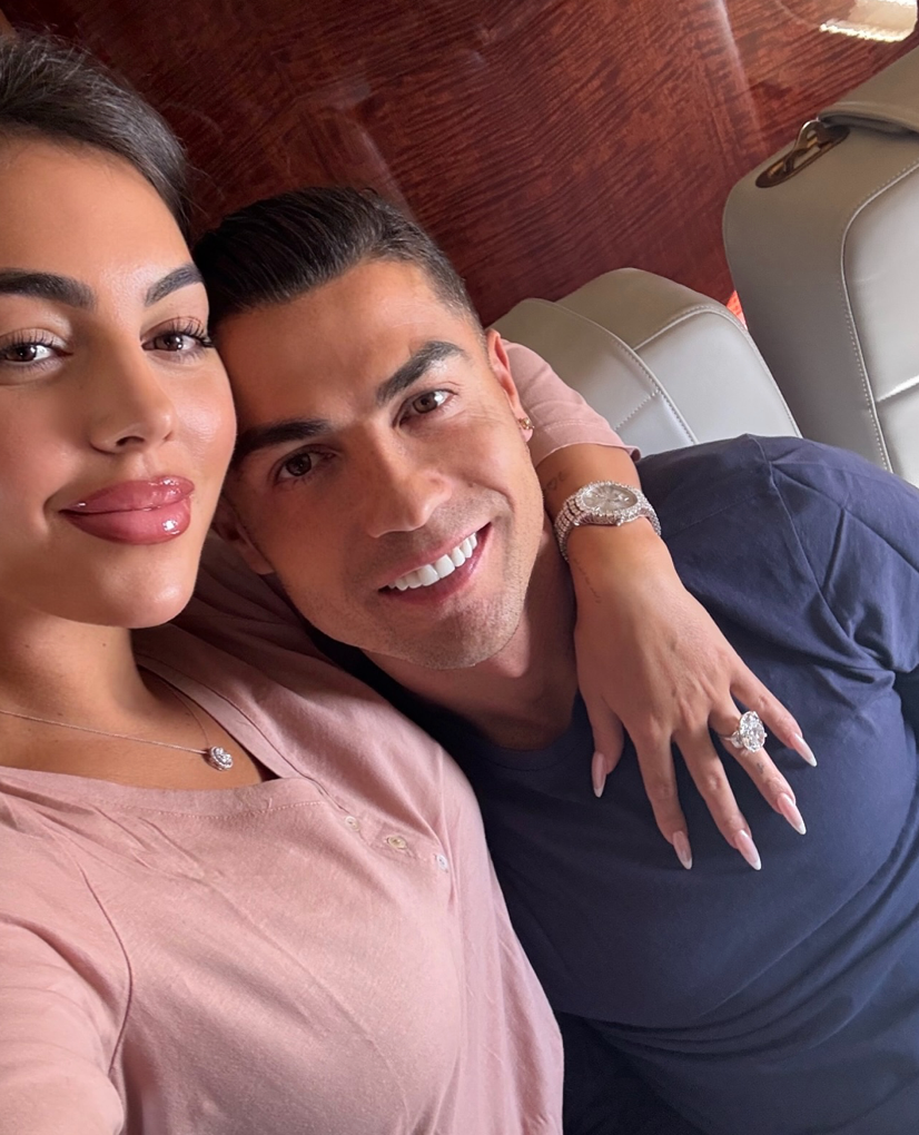 3時間で200万超いいね⁉︎クリロナ＆ジョルジーナ、左薬指の豪華リングと機内ショット大反響