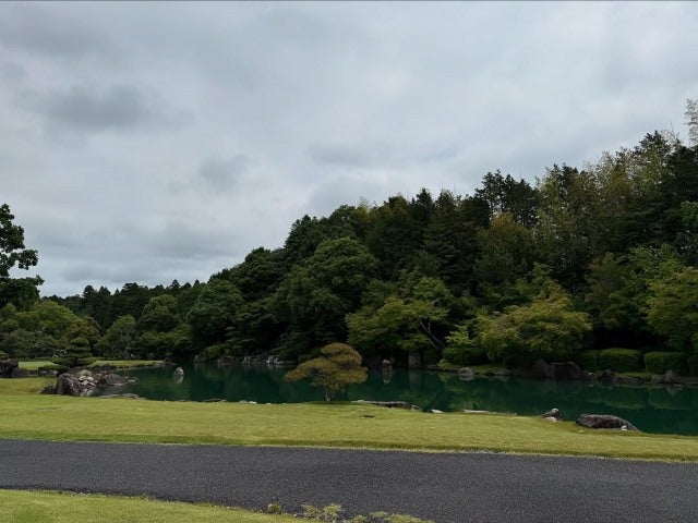 井上裕介、奥さんと過ごす癒しのゴルフ時間。静寂の絶景がふたりを包む