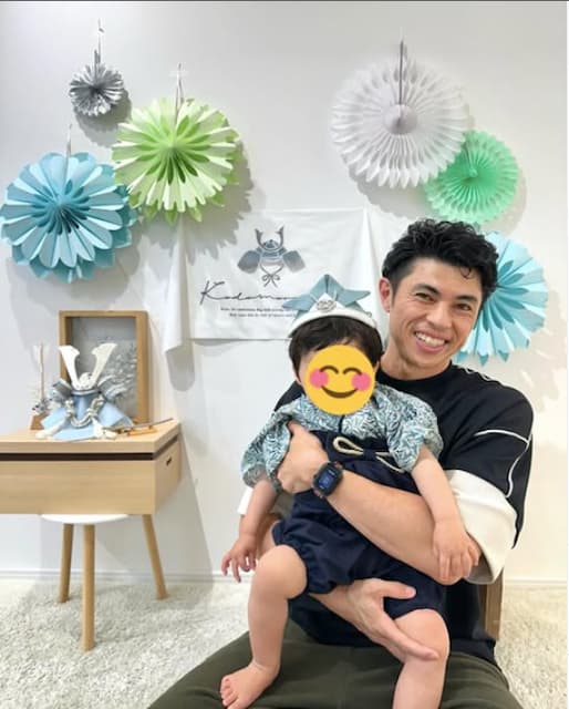 小島よしおが端午の節句に息子とのツーショットを投稿！