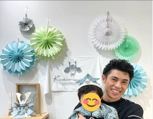 小島よしおが端午の節句に息子とのツーショットを投稿！