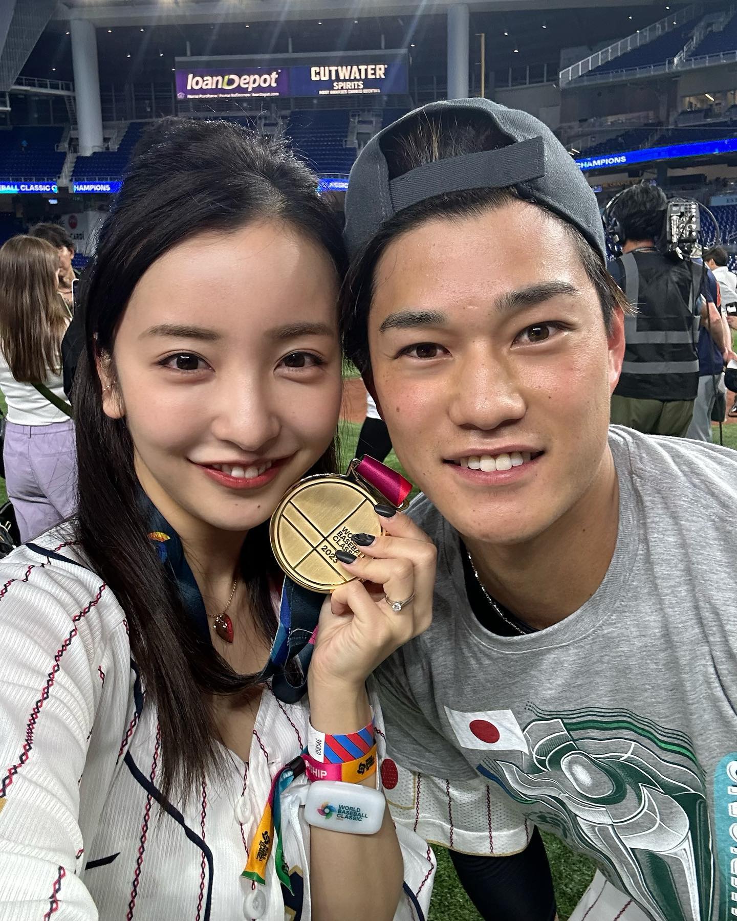 14年ぶりWBC制覇の侍ジャパン・高橋奎二の妻・板野友美が仲良し2ショット公開📸「私達家族にとってもかけがえの無い瞬間でした。」
