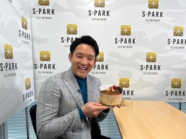 「お誕生日おめでとうございます🥳🎉🎊」33歳の誕生日を迎えた杉谷拳士🔥 ケーキを持ち上げ記念撮影も....😅
