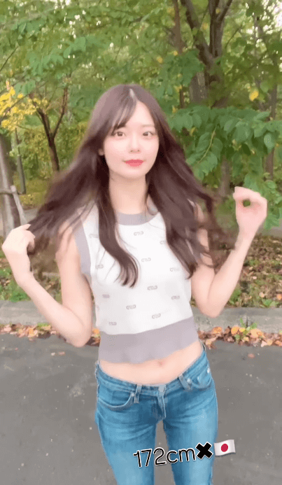 レースクイーン羽瀬萌、駐車場でのヘソ出し色香ムービーを公開！ファン「可愛くて美しい」