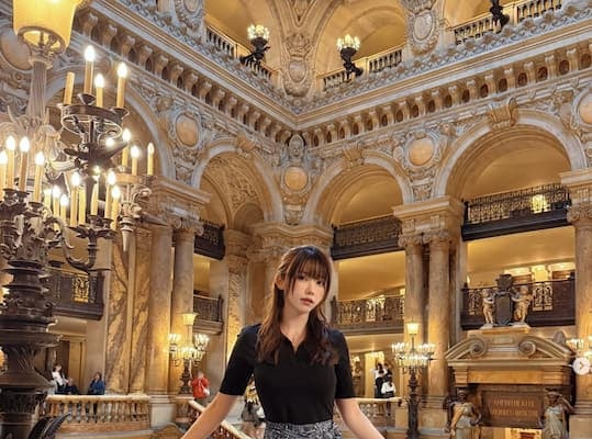 グラビアアイドル・えなこがフランス観光「オペラ・ガルニエめちゃくちゃ綺麗だった！」