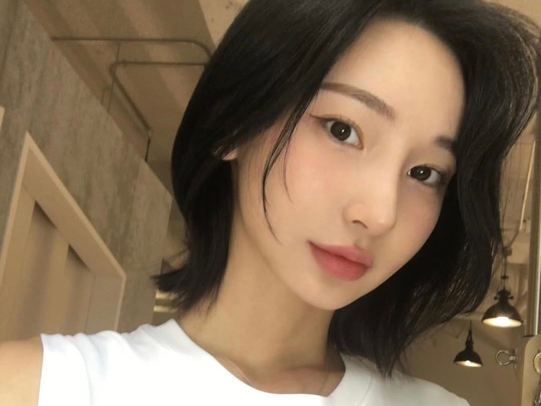 下から覗く腹筋美！フィットネス美女、“ガード固め”だけど攻めすぎビジュアル披露